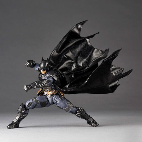 PREORDINE - Kaiyodo Revoltech DC Comics Batman Arkham Knight Super Poseable Action Figure Amazing Yamaguchi